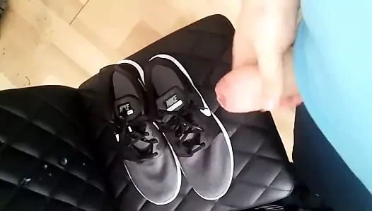Ich wichse meine Schuhe voll
