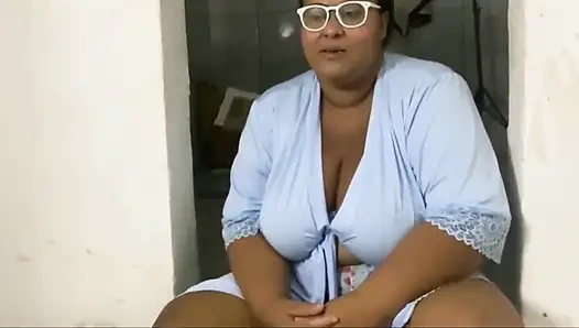 Aku ngeliat ibu tiriku pakai celana dalamnya dan berujung sama dia