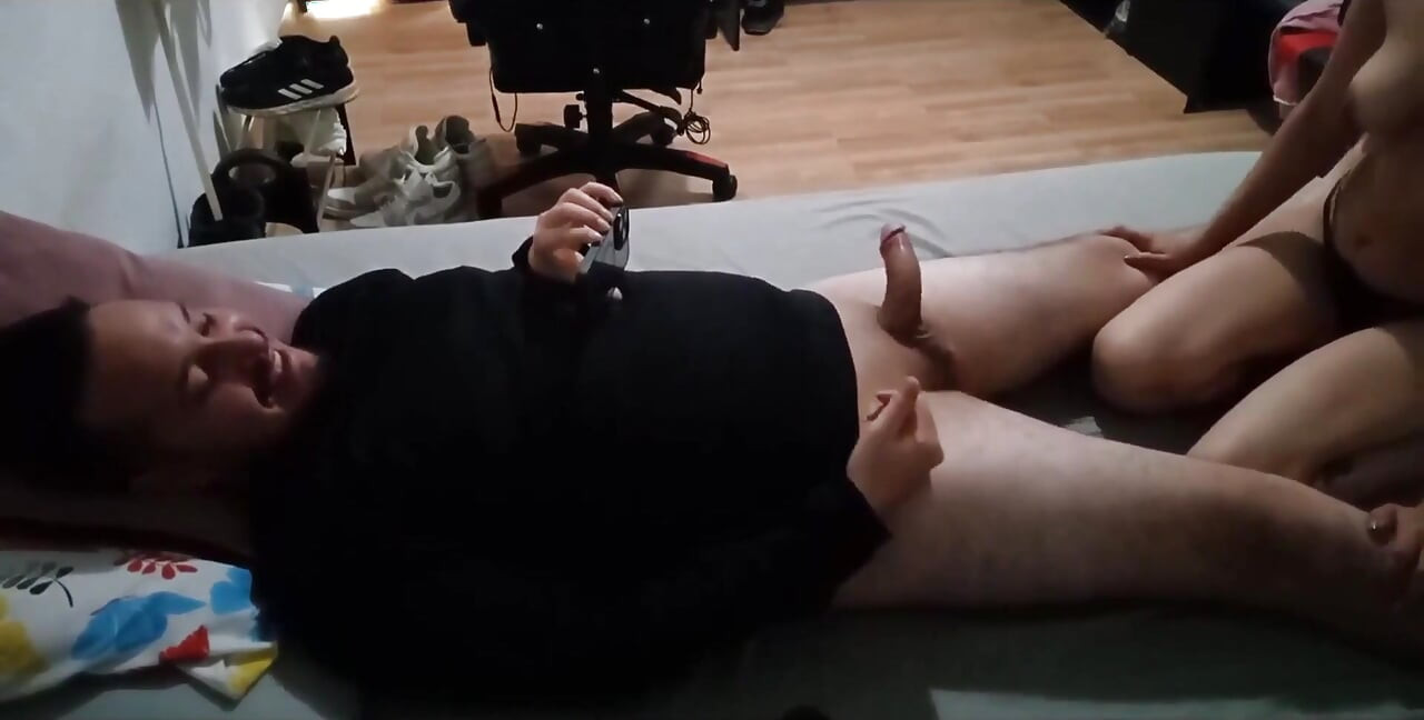 전 남친에게 복수하기 위해 이웃의 자지를 따먹는 흥분한 젊은 여자