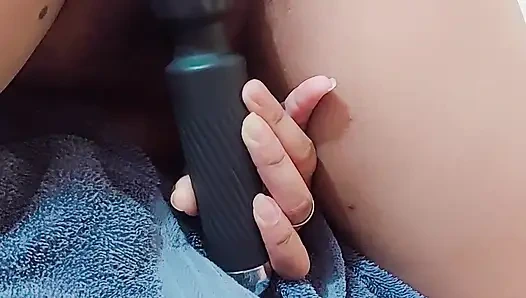 Azgın Tüylü Kadın Kız, Yatakta Mastürbasyon Yaparken Onu Görmeni İstiyor