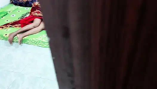 Yaramaz üvey anne üvey oğlu Desi Saree'i nasıl tatmin edeceklerini biliyor üvey anne sikişi xxx
