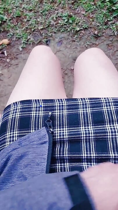 A roupa ao ar livre da Shemale Ting Xuan apresenta calcinha de renda branca, dando a ela um visual puro e inocente.