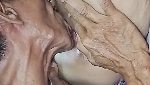 Киска лизательница. Так хорошо съесть больше киски