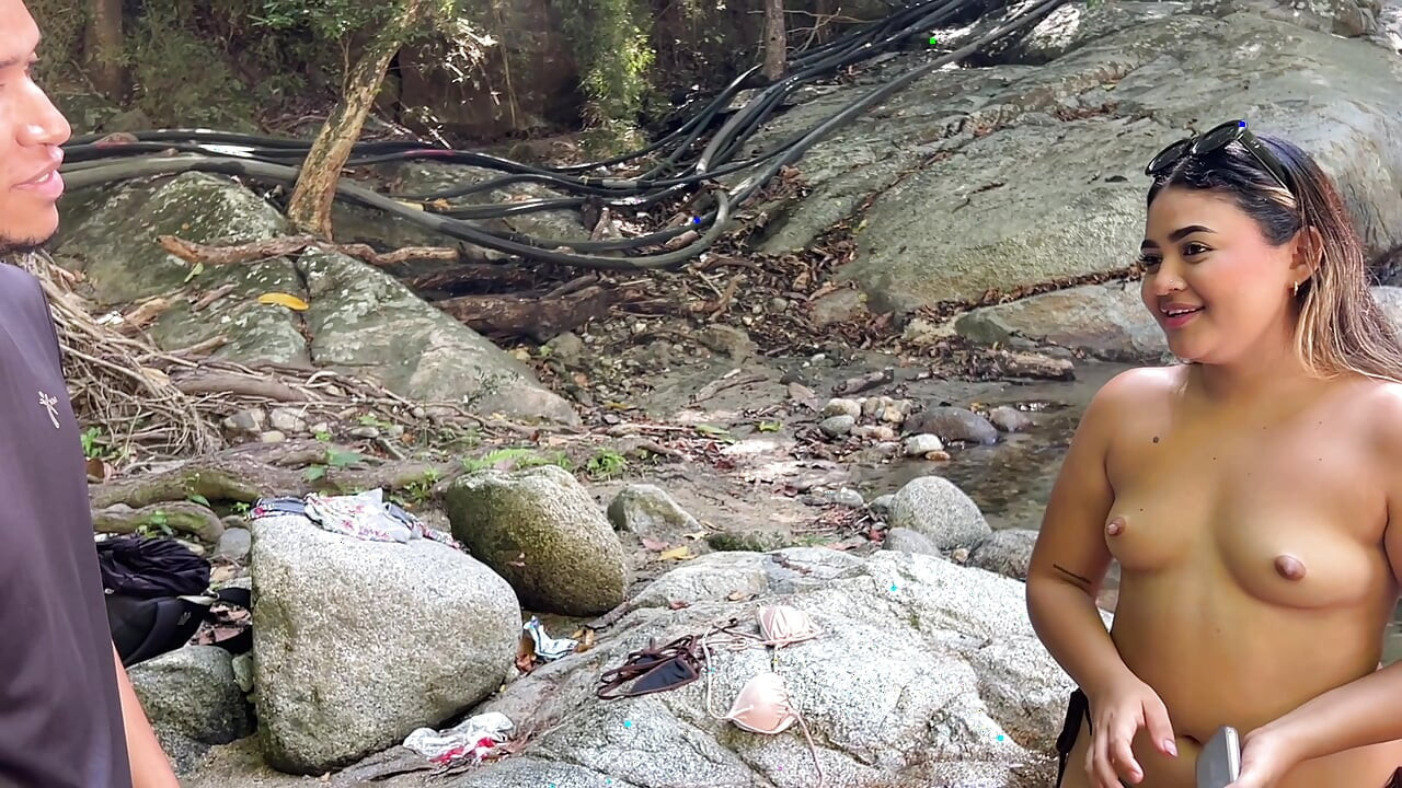 2 Latina swallow 2 cocks of strangers in the middle of the forest