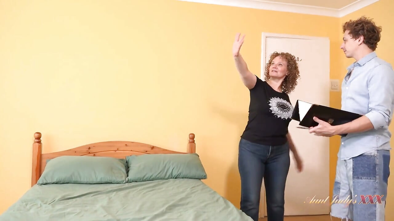 MătușăJudysXXX - milf matură țâțoasă de 51 de ani Merce îl seduce pe decorator