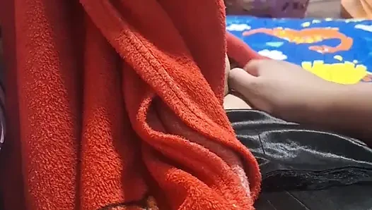Orgazm olana kadar karısını parmakladı