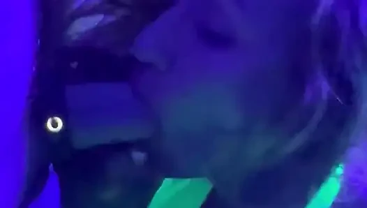 Zoey Portland получает большой член в задней части клуба