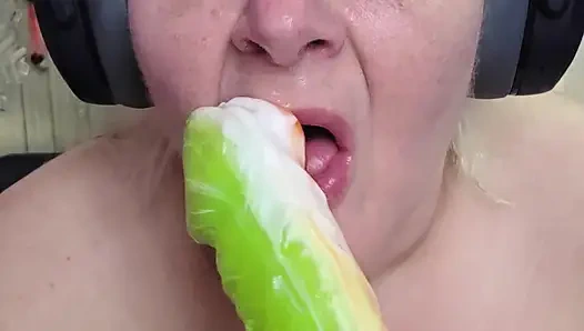 Cewek nakal ini disumpal dan disumpal dengan kontol raksasa