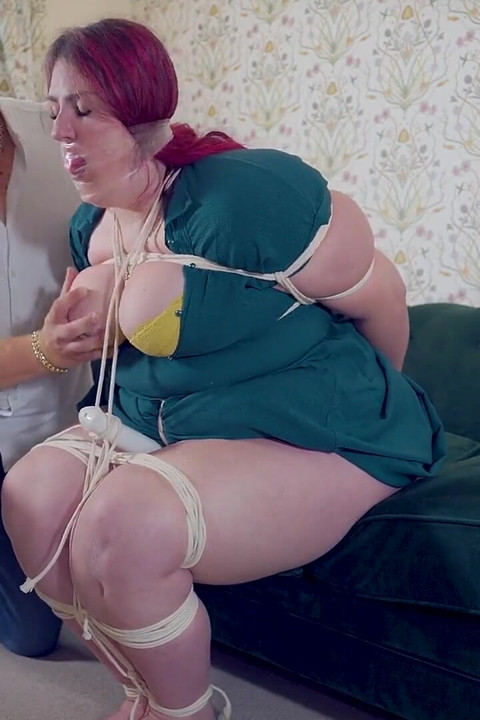 O studentă obraznică își seduce profesorul și află care este pedeapsa!