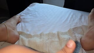 Meu vizinho passa e me vê pela janela, ele sempre finge não notar e olha para minha buceta.