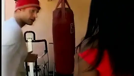 Çikolata kaltak Stacey Cash beyaz acemi boksör oradaki patronun kim olduğunu açıklıyor