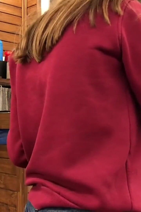 Première Pipe Au Travail - Sucer Une Bite À Genoux Sous Le Comptoir Du Bar
