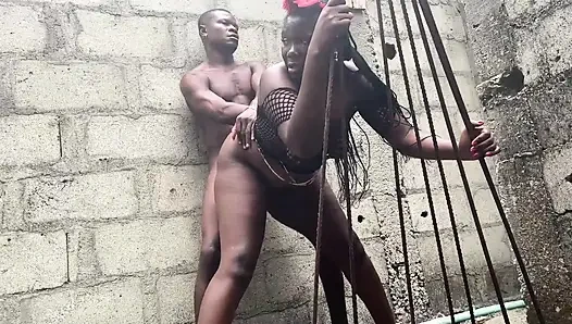 Muhteşem götlü bu zenci kadın bir adamı nasıl memnun edeceklerini biliyor