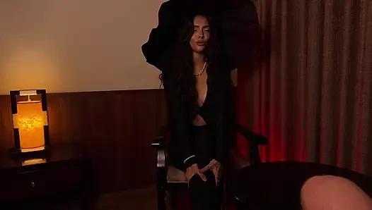 Annemin Seksi Evli Arkadaşı Bekaretimi Aldı Ve Boşalmamı Istedi