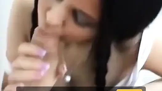 Tina lagi asik nyepong dan ngocok kontol jay