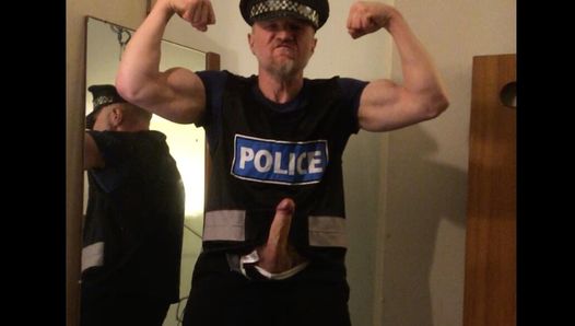 Un flic culturiste britannique musclé se vénère et s'excite dans son uniforme de police obsédé par ses énormes biceps