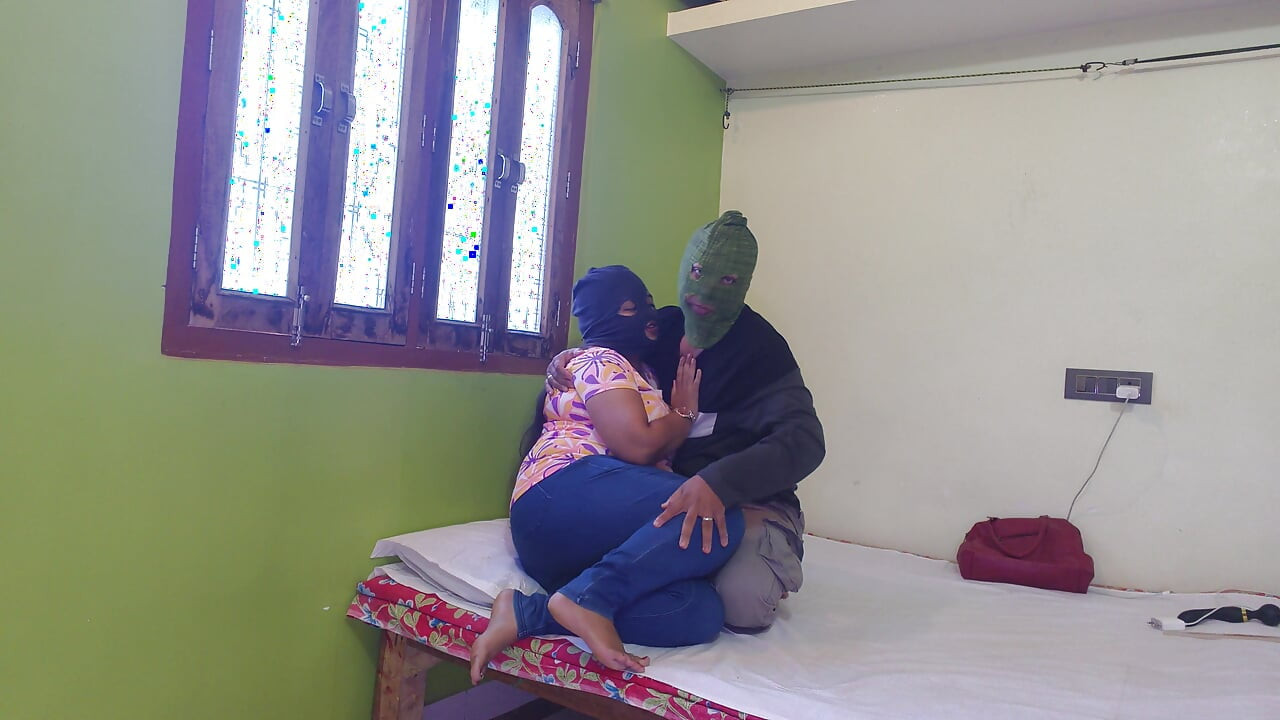 Nadržená indická studentka přijde do soukromé místnosti, aby se bavila se svým přítelem