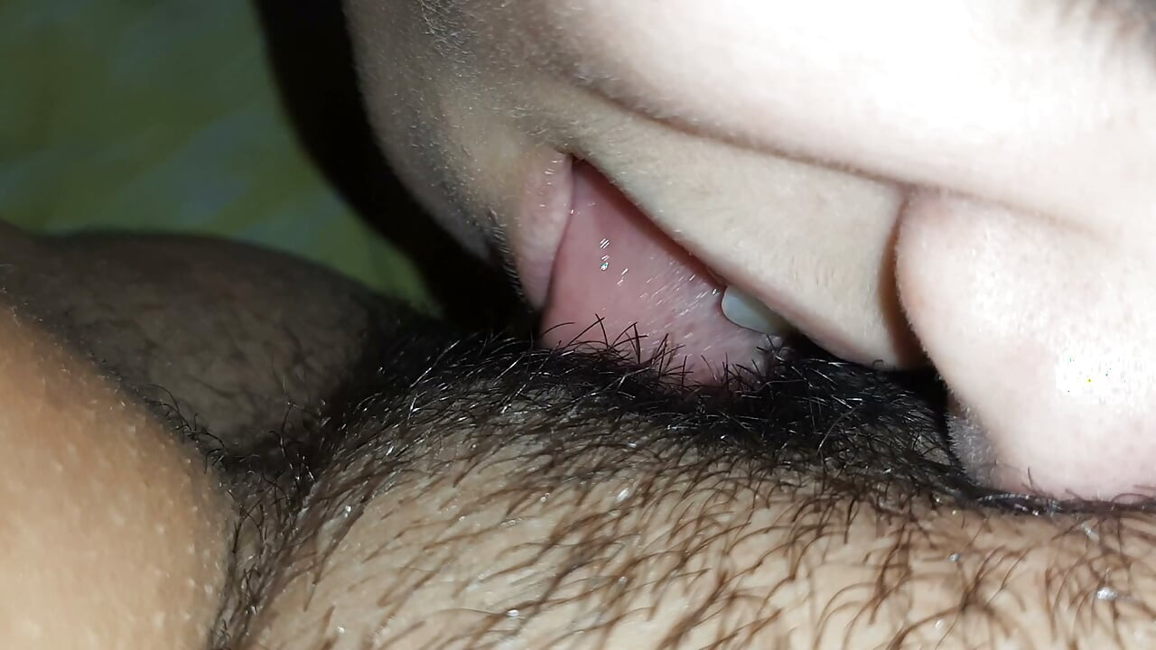 ฉันกดหัวเธอให้แนบกับหีขนดกของฉันด้วยมือ เพื่อให้ฉันเสร็จแรงขึ้น
