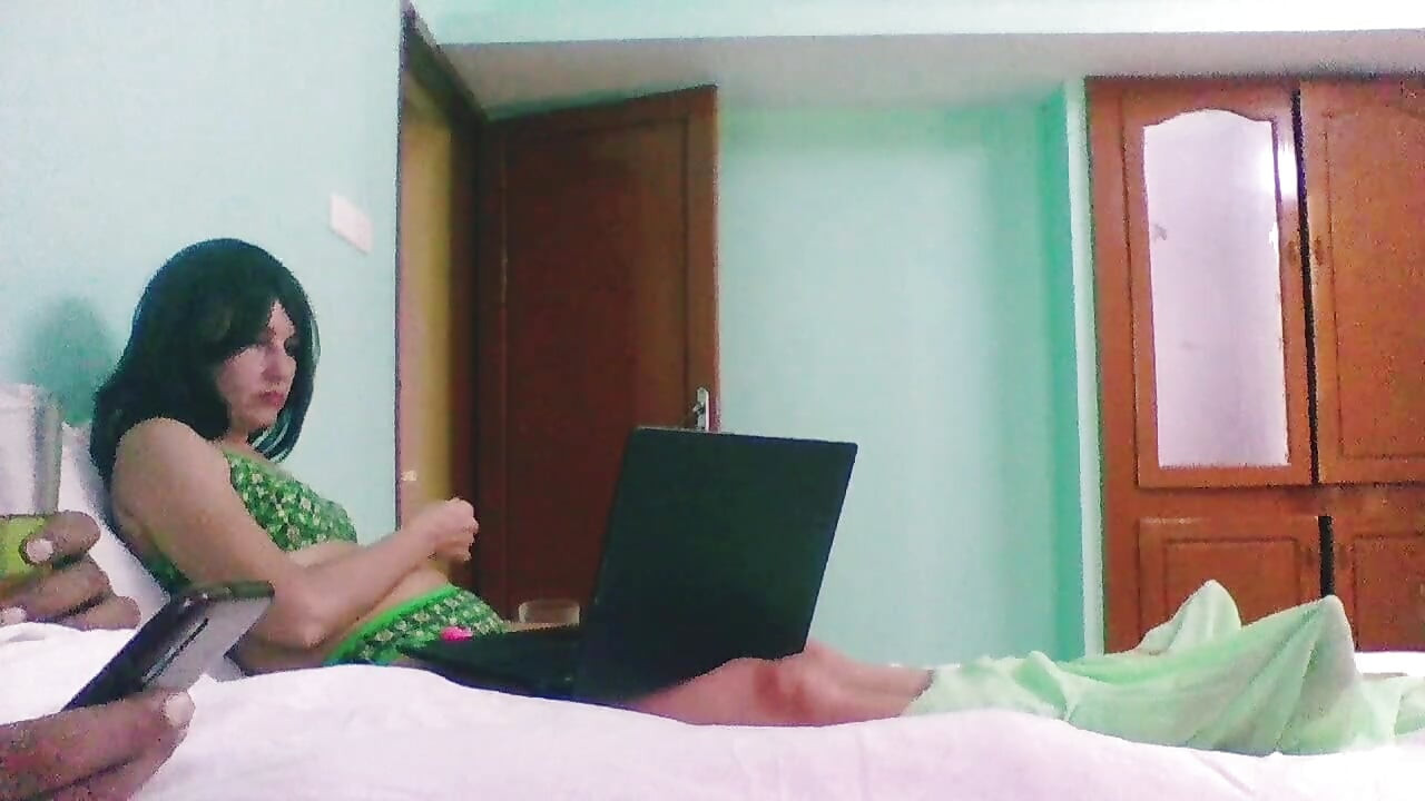 Wanita super semok yang glamor dientot habis-habisan sama besar pria kulit hitam