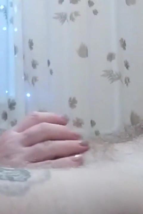 Evli kadın yarak emiyor ve sonra bir oyuncakla mastürbasyon yapıyor 2