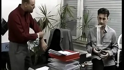 Kısa saçlı Alman hatun onu her yere boşaltmaktan hoşlanıyor