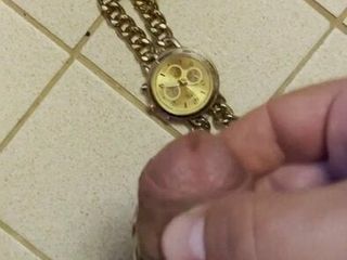Złota bransoletka i zabawa z zegarkiem