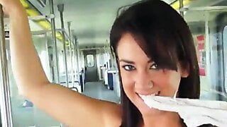 Masturbándose en el servicio de transporte público en tren en secreto