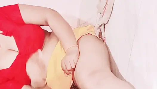 Пухлая мама Marathi Sarada трахает ее пасынок, превращает ее в сучку и трахает ее киску