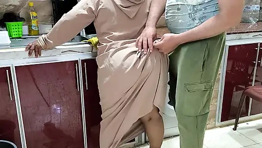 Ägypterin Sharmota Bekommt Ihre Muschi in Der Arabischen Küche, Große Frau Nass