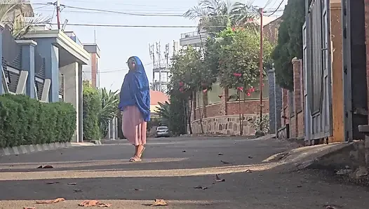 АРАБСКАЯ ДЕВУШКА ПЫТАЕТСЯ СКВИРТОВАТЬ ВНЕ СТОРОНЫ ВОЗЛЕ ДОРОГИ