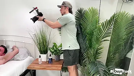 За кулисами посмотри на Энди Макбрайда, трахающего Maximus