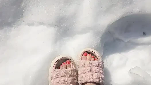 Karda çıplak ayakla yürüyorum, kar ayak parmaklarımın altında çıtırtılıyor.
