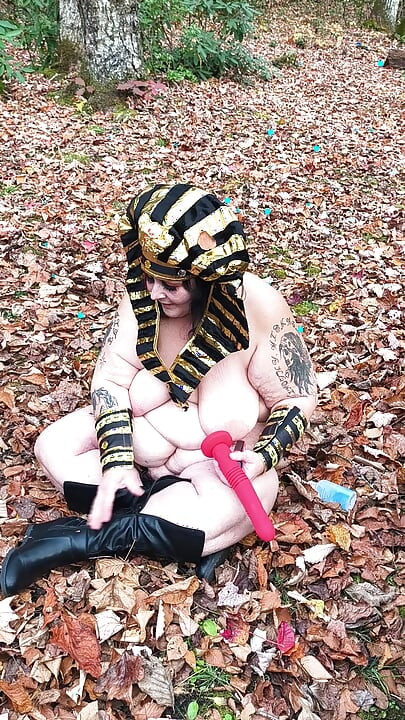 Dehors, elle se fait doigter dans les feuilles