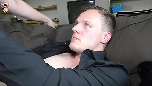 Pelacur muda disetubuhi di sofa.