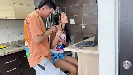 18 yaşındaki utangaç üvey kız kardeş üvey erkek kardeşini uyandırıyor ve ona güzel bir sakso çekiyor ve intikam almasına izin veriyor