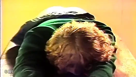 Gadis remaja malang yang hot pantatnya dicambuk di kelas