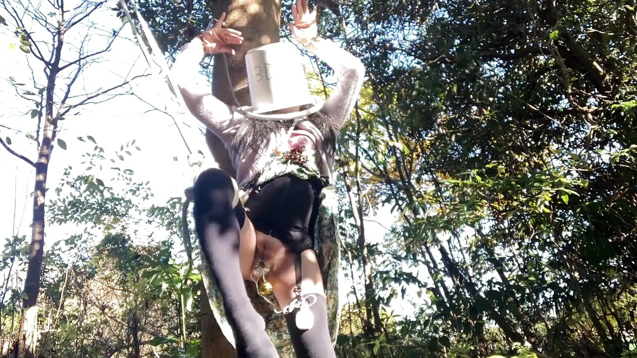 23号训练师的指示：如果把桶放在一条腿上, 会受到惩罚