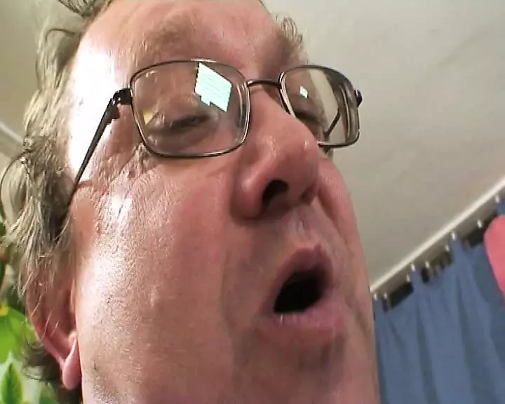 Oudere man krijgt een voorproefje van een veel jonger poesje