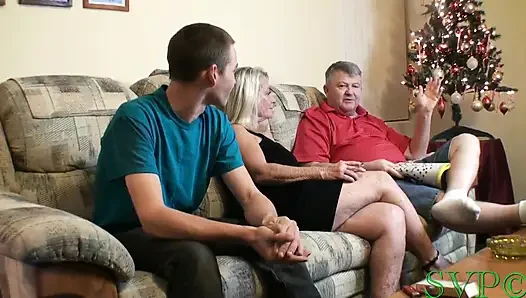 Stiefoma hilft ihrem stief-enkel und er bekommt sie zu ficken