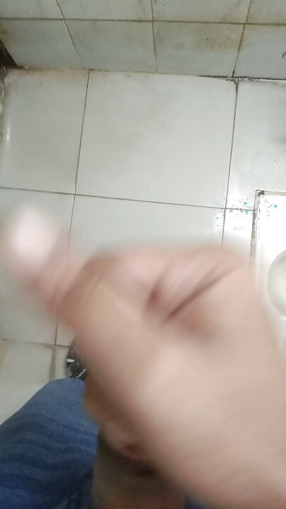M-am dus la baia de la birou și mi-am dat mâna la prânz