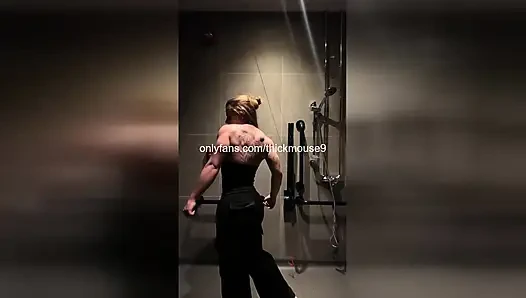 Zar zor reşit olan kız tiktok canlı yayın sırasında sert parmaklanıyor!