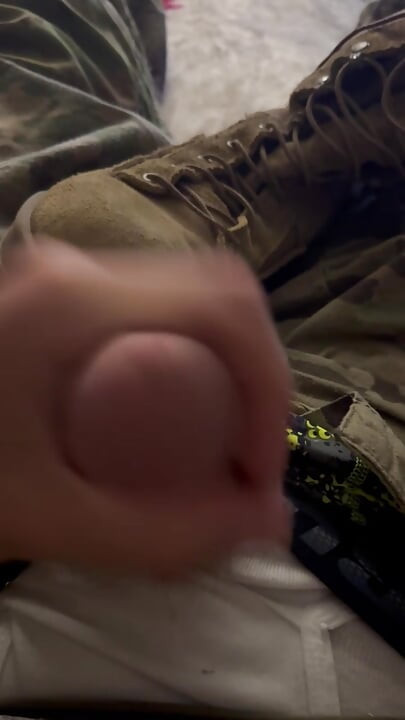 Vojnik američke vojske drka u uniformi i svršava po gaćicama