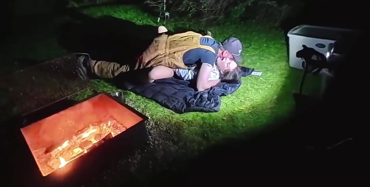 Jezení kundičky a manželka šukají v Man Campu