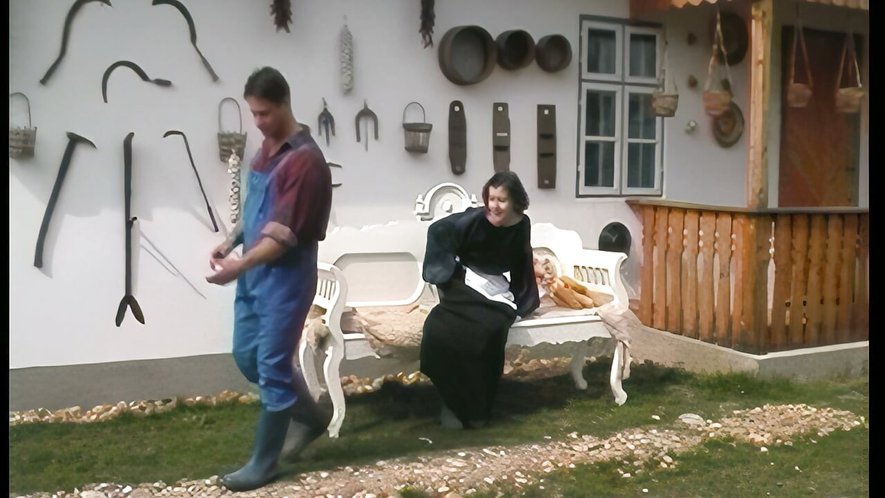 GILF у блакитному халаті глибоко приймає член на вулиці