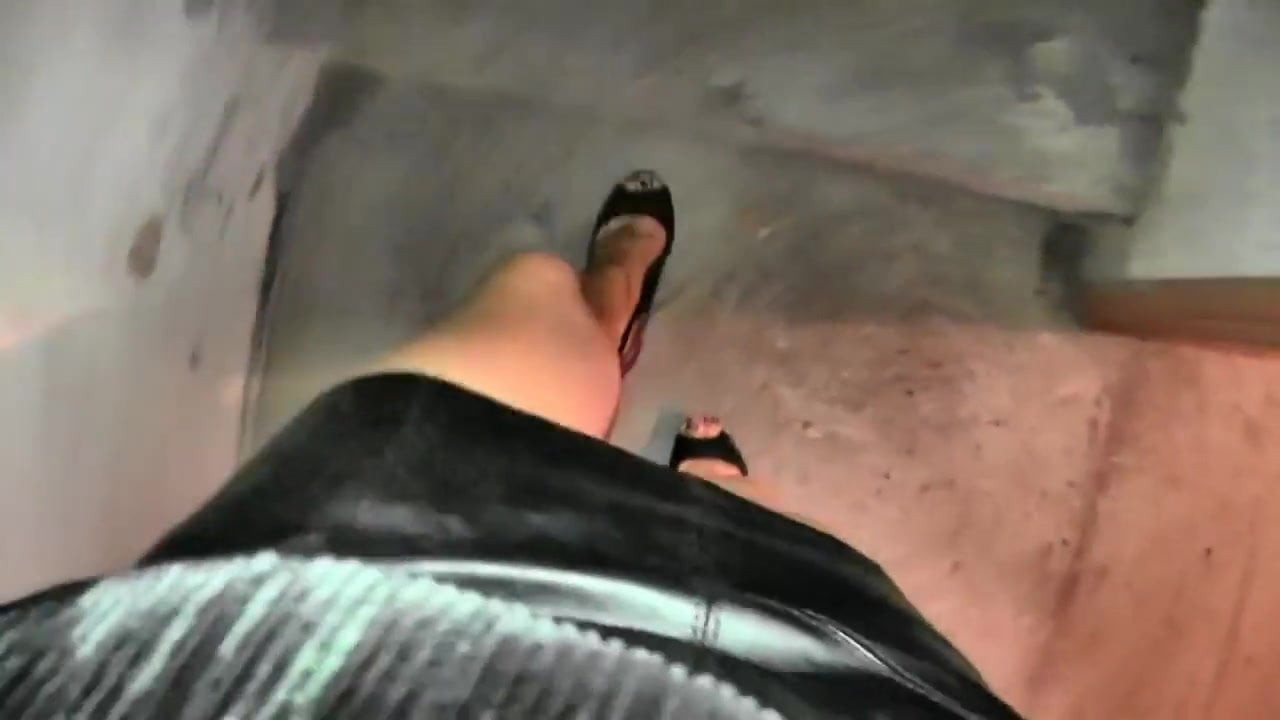 Sudut pandangan pertama Emma berjalan dalam skirt mini pendek