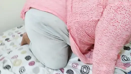 Priya bhabhi seksi desi menelepon ayah mertuanya di rumah dan disetubuhi pantatnya - ngentot pantat besar & air mani besar