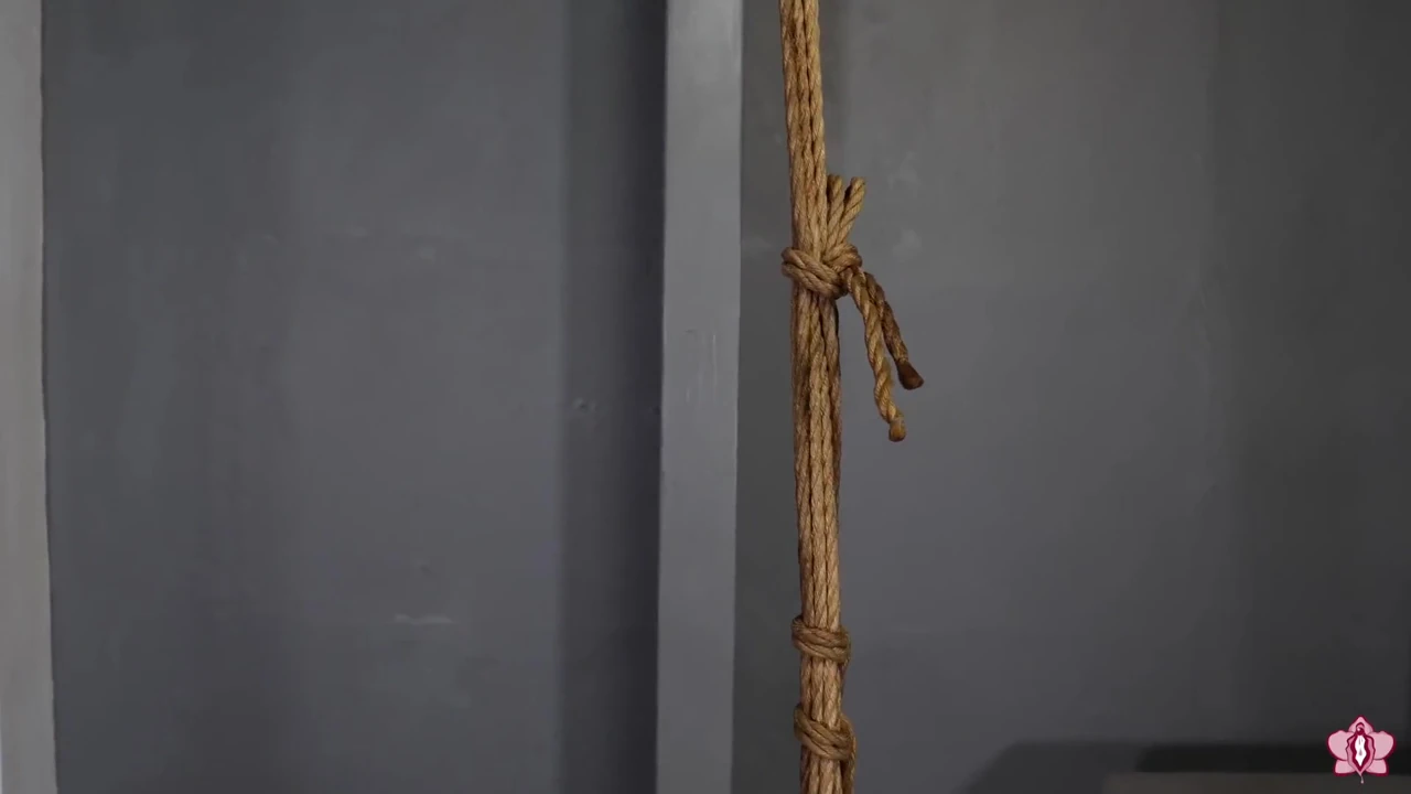 Bir bacaklı, kalçasına bağlı değnek alaycı gömlek üzerinde çıplak mila'dan orgazm oluyor! (1080p)