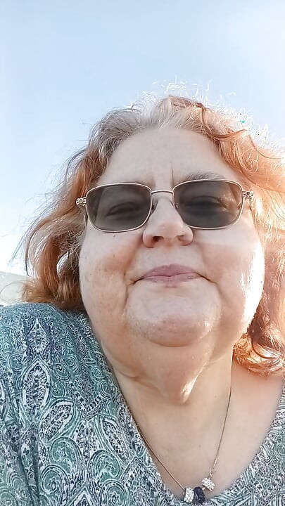 Vousatá lady se snaží svítit na větrné pláži!