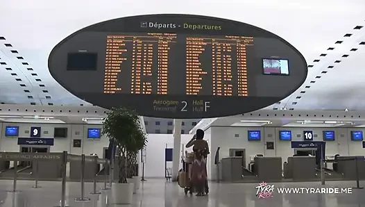 Esmer tekne plajında ve kanepede vahşi seksin tadını çıkarıyor