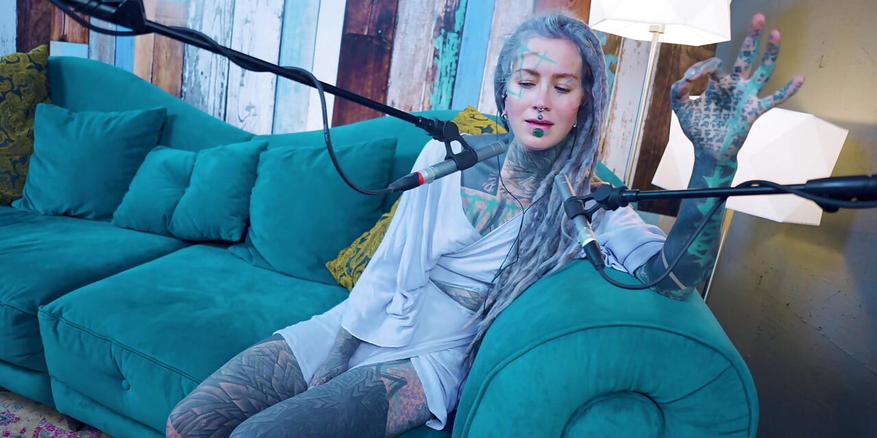ฉันพูดถึง J - Jelousy - ASMR Podcast SFW พูดถึงสาวตัวผอม Goth Dreadlocks นางแบบรอยสักสาวหมึก